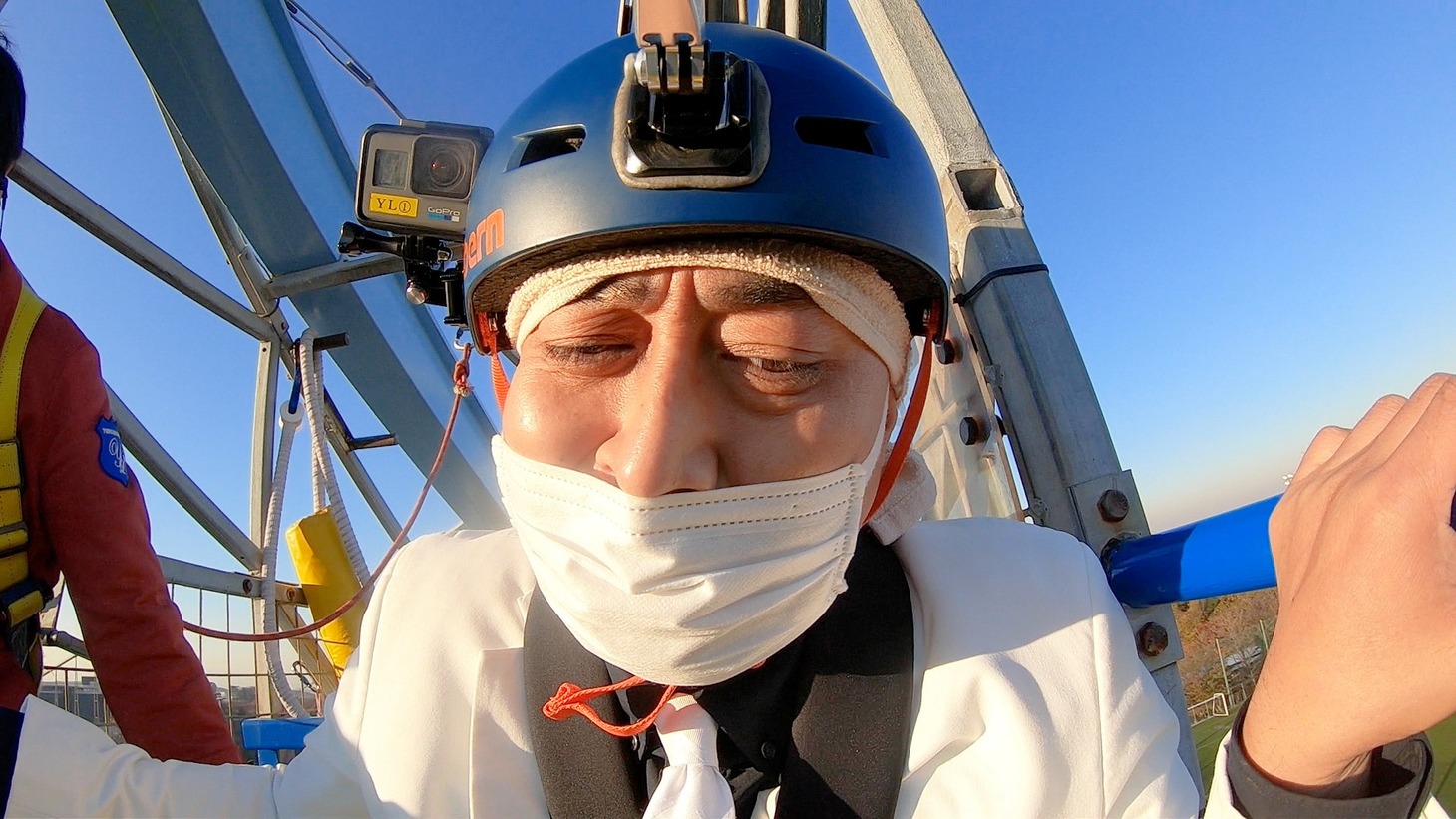 「それ！今年のうちにやっときませんか？」で人生初のバンジージャンプに挑む錦鯉・長谷川。(c)テレビ朝日