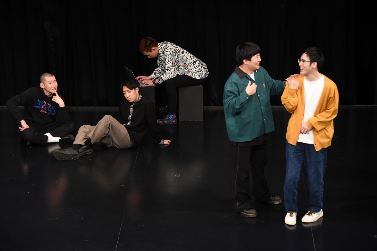 ライブ開演までの時間、芸人たちが思い思いに過ごしているヨシモト∞ホール。