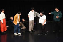 寝て起きたら爆弾を仕掛けられていた空気階段・鈴木もぐら。