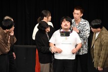 首に爆弾を仕掛けられてしまった空気階段・鈴木もぐら。