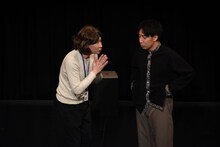 そいつどいつがヒントとなるカードを見つけた瞬間を回想する場面。