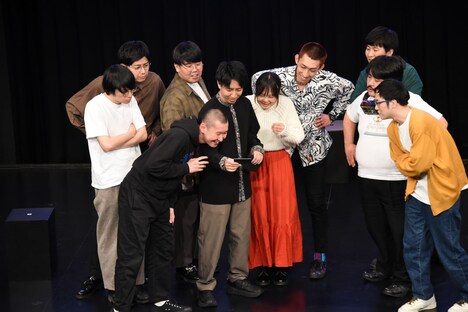 謎解きにチャレンジする一同。