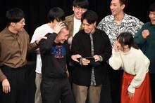 人が言ったことをもう一度大きい声で言ってしまい、顔を赤くするそいつどいつ市川刺身。