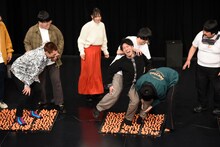 足つぼマットに乗せられるそいつどいつ松本。