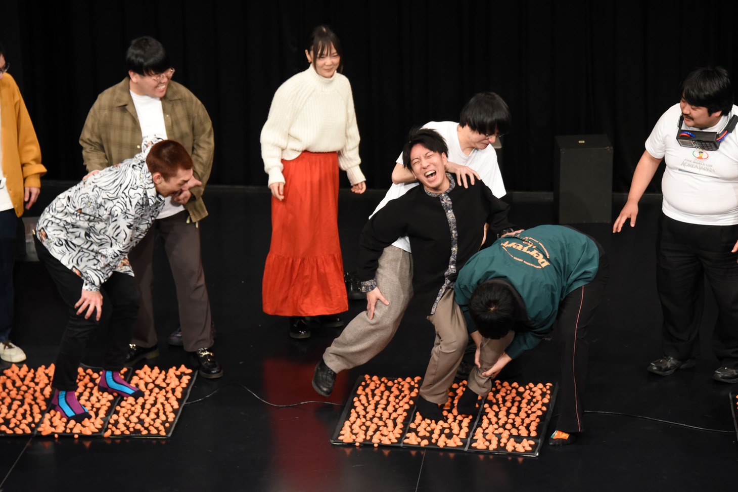 足つぼマットに乗せられるそいつどいつ松本。