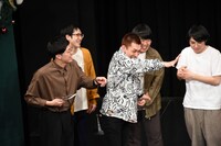 足つぼに苦しむやさしいズ・タイ。