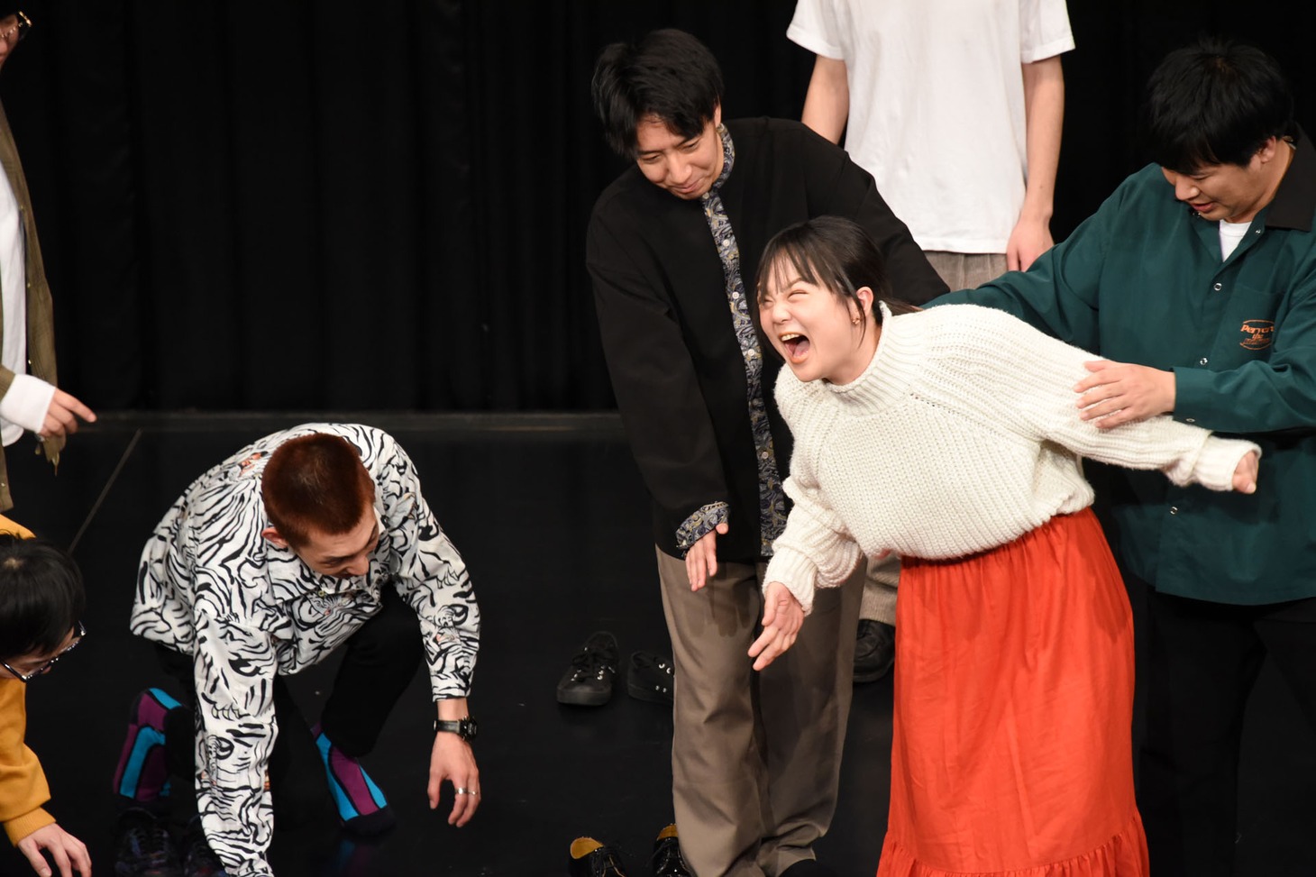 足つぼに苦しむ蛙亭イワクラ。