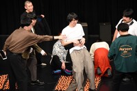 足つぼマットに運ばれる空気階段・水川かたまり。