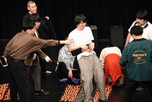 足つぼマットに運ばれる空気階段・水川かたまり。