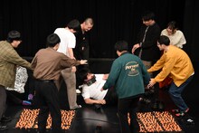 敗れる空気階段・鈴木もぐら。