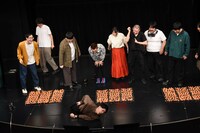 足つぼマットにジャンプして痛がるコットン西村。