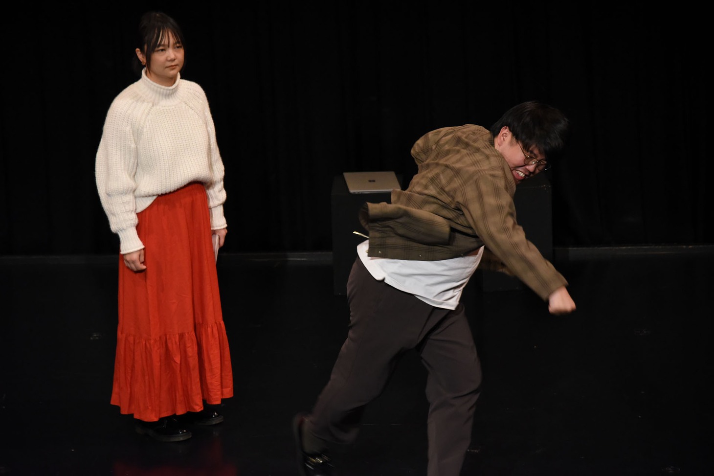 蛙亭がヒントとなるカードを見つけた瞬間を回想する場面。