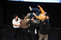 胴上げされるやさしいズ佐伯。