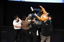 胴上げされるやさしいズ佐伯。