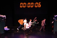 爆破まで間に合わないと踏み、もぐらを置いて逃げる一同。