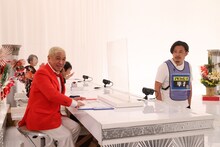 審査委員長に一言放つ“メンチ”のお題でアルコ＆ピース平子（右）が松本人志（手前左）と対峙するワンシーン。(c)関西テレビ