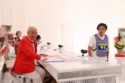 審査委員長に一言放つ“メンチ”のお題でアルコ&ピース平子(右)が松本人志(手前左)と対峙するワンシーン。(c)関西テレビ