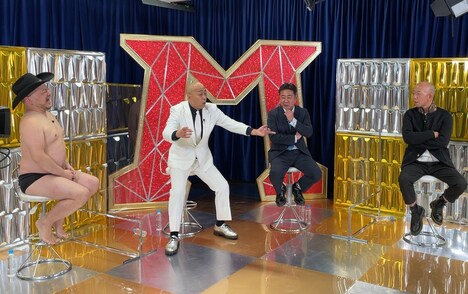 「M-1」王者となった錦鯉とトークするハリウッドザコシショウ（左端）、バイきんぐ小峠（右端）。