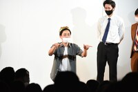 「ベストパフォーマンス大賞」の2位に選ばれ、ギャグを披露する青色1号・仮屋。