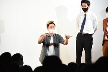 「ベストパフォーマンス大賞」の2位に選ばれ、ギャグを披露する青色1号・仮屋。