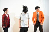 奇妙な格好でステージ上に現れるゼンモンキーむらまつ。