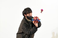 「穴を1つだけ残した状態の黒ひげ危機一発」を持って現れ、最後の一差しで黒ひげを飛ばすゼンモンキーむらまつ。