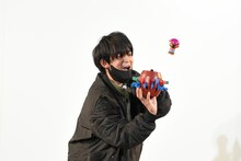 「穴を1つだけ残した状態の黒ひげ危機一発」を持って現れ、最後の一差しで黒ひげを飛ばすゼンモンキーむらまつ。