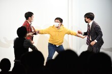 ウエストランド井口（左）とスダンダップコーギー奥村（右）のケンカを仲裁するゼンモンキー荻野。