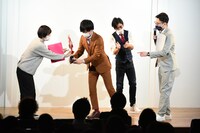 トロフィーを受け取るストレッチーズ高木。