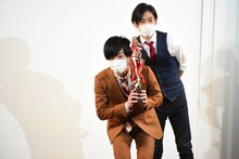 トロフィーから“ひょっこり”するストレッチーズ高木。