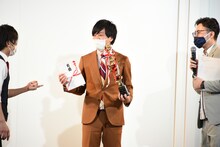 トロフィーと賞金を受け取ったストレッチーズ高木。