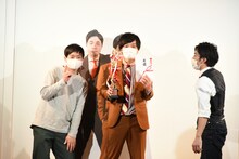 相方・福島がスケジュールの都合で欠席のため、自分たちのパネルと写真を撮るストレッチーズ高木と、そこに写り込むウエストランド河本。