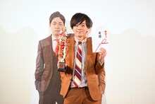 相方・福島がスケジュールの都合で欠席のため、自分たちのパネルと写真を撮るストレッチーズ高木。