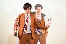 相方・福島がスケジュールの都合で欠席のため、自分たちのパネルと写真を撮るストレッチーズ高木。