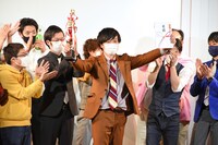 トロフィーと賞金を受け取ったストレッチーズ高木。