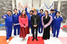 「ラフ＆クライ！～笑いのショートプログラム～」に出演する（前列左から）トラウデン直美、ロンドンブーツ1号2号・田村淳、MEGUMI、（後列左から）ジェラードン・アタック西本、ジェラードンかみちぃ、空気階段、蛙亭。(c)TBS