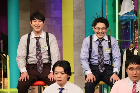 オズワルド。手前はマヂカルラブリー。 (c)テレビ朝日