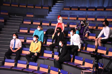 オープニング、緊張感の漂う客席。