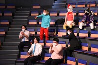 2022年1月1日に開催された「マヂカルラブリーno寄席」でランジャタイの漫才にガヤを入れる芸人たち。