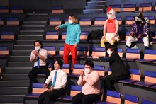 2022年1月1日に開催された「マヂカルラブリーno寄席」でランジャタイの漫才にガヤを入れる芸人たち。