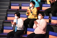 ゴー☆ジャスのギャグに拍手を送るマヂカルラブリーら。