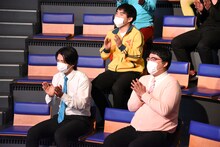 ゴー☆ジャスのギャグに拍手を送るマヂカルラブリーら。