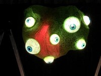 日本エレキテル連合の作品「めだまちゃん」。