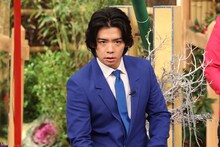 「今夜はナゾトレ 川柳四天王復活！新春2時間SP」に「M-1チャンピオン軍団」のメンバーとして出演する、マヂカルラブリー・野田クリスタル。(c)フジテレビ