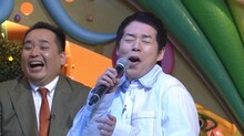 「今ちゃんの『実は…』」で歌う今田耕司。左はミルクボーイ内海。(c)ABCテレビ