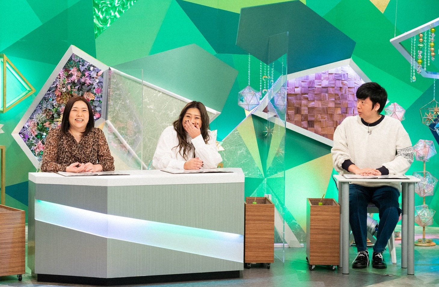（左から）海原やすよ ともこ、藤崎マーケット・トキ。(c)ABCテレビ