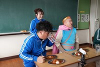 マテンロウ・大トニー夫妻とチョコレートプラネット松尾。(c)中京テレビ