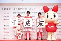 左から山之内すず、ぺこぱ。