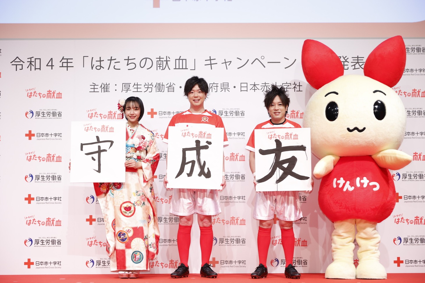 左から山之内すず、ぺこぱ。