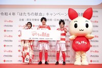 左から山之内すず、ぺこぱ。